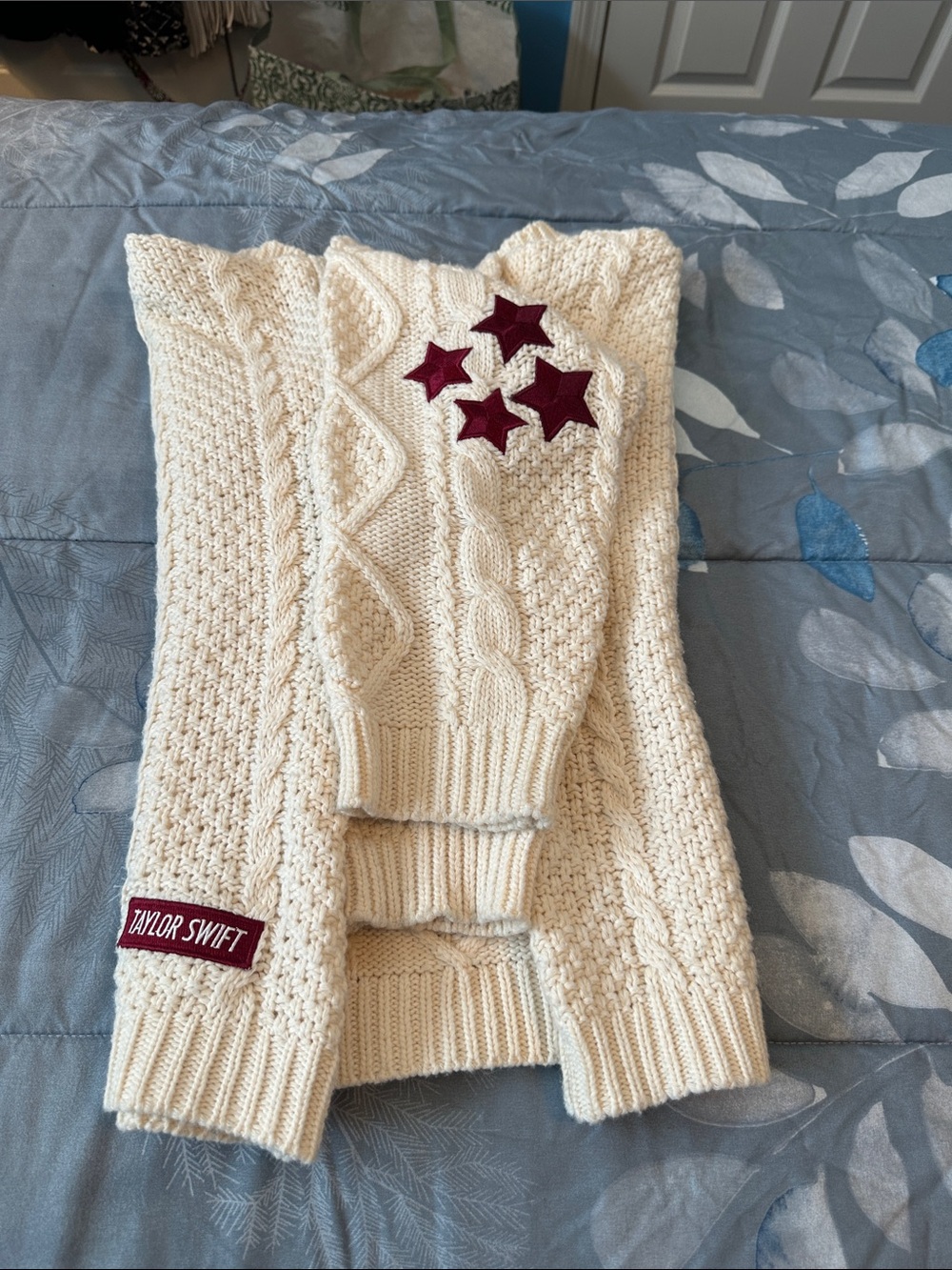 EUC Taylor Swift “RED” Cream Cable-Knit Cardigan w/ Star Appliqués SZ XS/SM - Picture 15 of 16